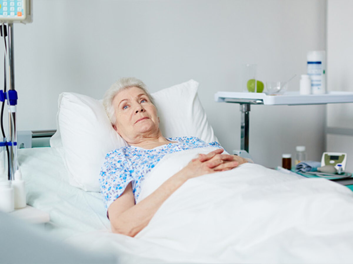 Ältere Patientin in Krankenbett am Dekubiszentrum des Caritas-Krankenhauses St. Josef Regensburg