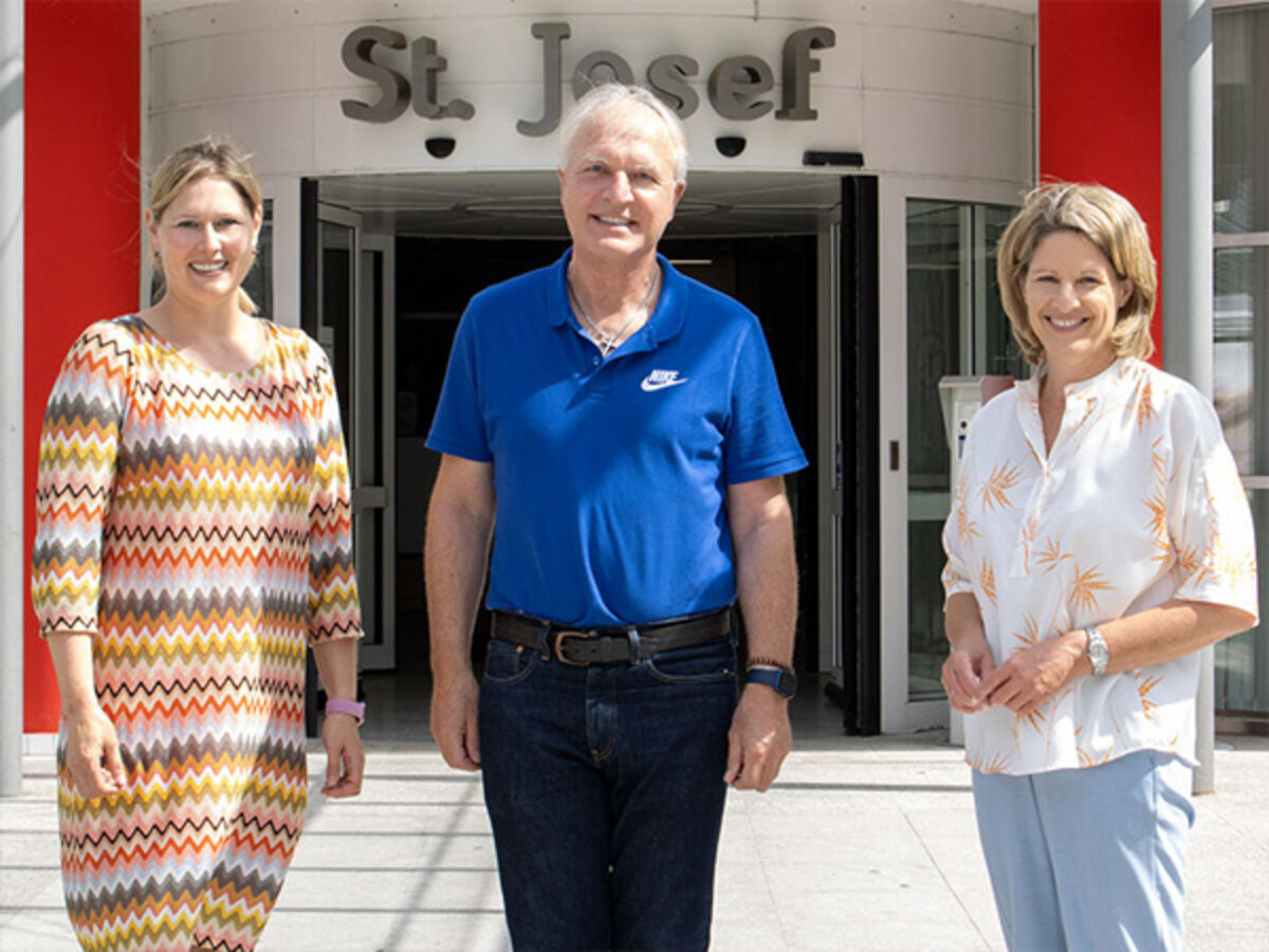 Der Vorstand des Fördervereins des Caritas-Krankenhauses St. Josef bestehend aus Dr. Clemens Prokop und Dr. Astrid Freudenstein gemeinsam mit Prof. Dr. Pemmerl vor dem Haupteingang