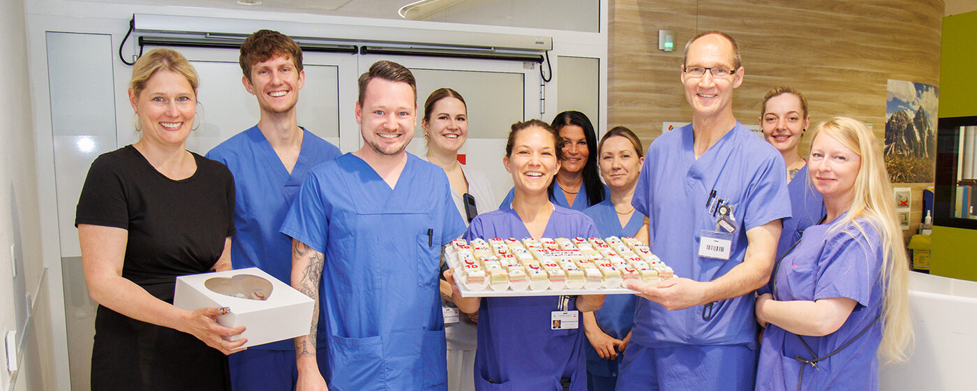 Gruppenbild des ZNA-Teams mit Jubiläumskuchen