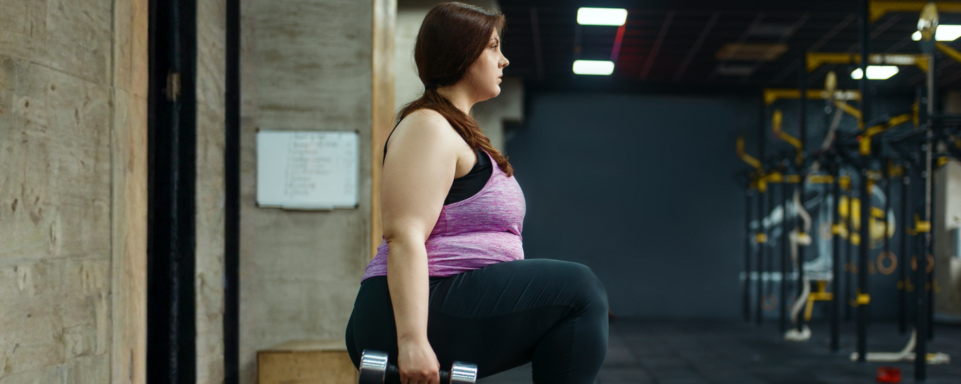 Eine übergewichtige Frau beim Sport.