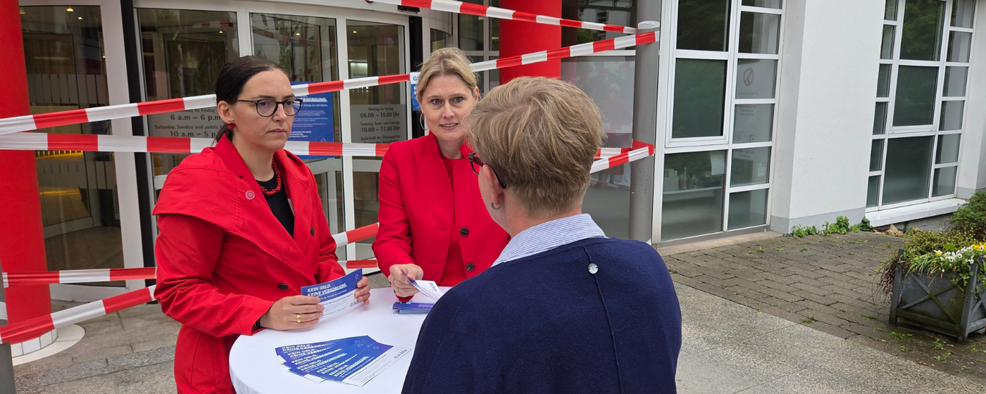 Geschäftsleitung Prof. Pemmerl und Alexandra Stich, Direktorin für Pflege- und Patientenmanagement, erläuterten beim Protesttag die Sorgen der Kliniken.