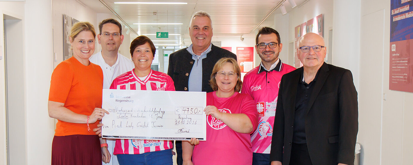 Eine Spende, die ankommt: Prof. Dr. Sylvia Pemmerl, Prof. Dr. Stephan Seitz, Esmarie Fournet-Fayat, Stefan Zeilhofer, Alexandra Wolf, Philippe Fournet-Fayat und Armin Wolf (von links) freuen sich, dass beim Pink Lady Cricket Turnier eine hohe Summe für die Brustkrebsversorgung zusammengekommen ist. 