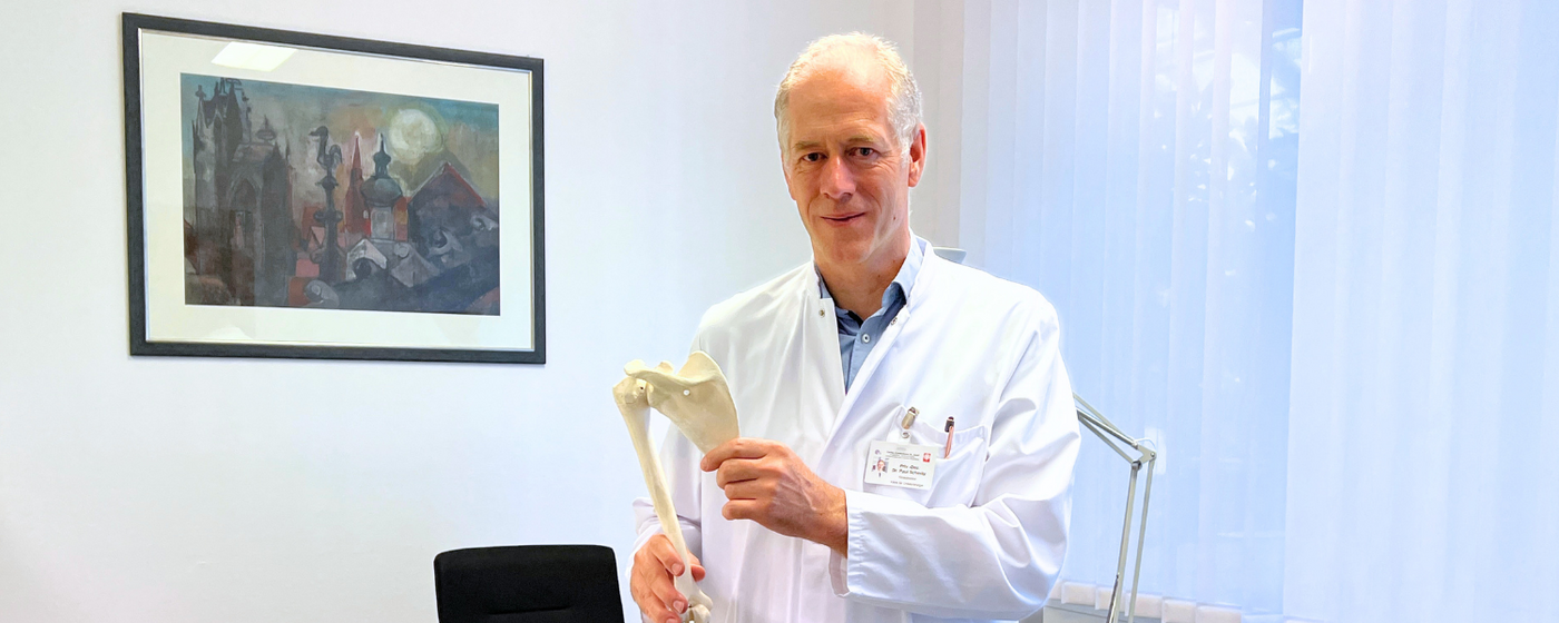 Priv.-Doz. Dr. Paul Schmitz mit dem Modell einer Schulter und eines Schulterblatts
