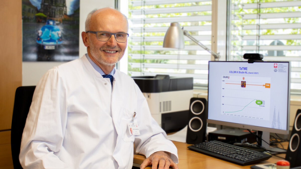 Direktor der Klinik für Allgemeinchirurgie Prof. Dr. med. Alois Fürst und Teammitglied des Darmkrebszentrums am Caritas-Krankenhaus Regensburg sitzt an seinem Schreibtisch