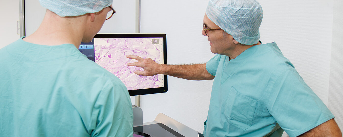 Prof. Burger und Dr. Haas am neuen Gewebescanner