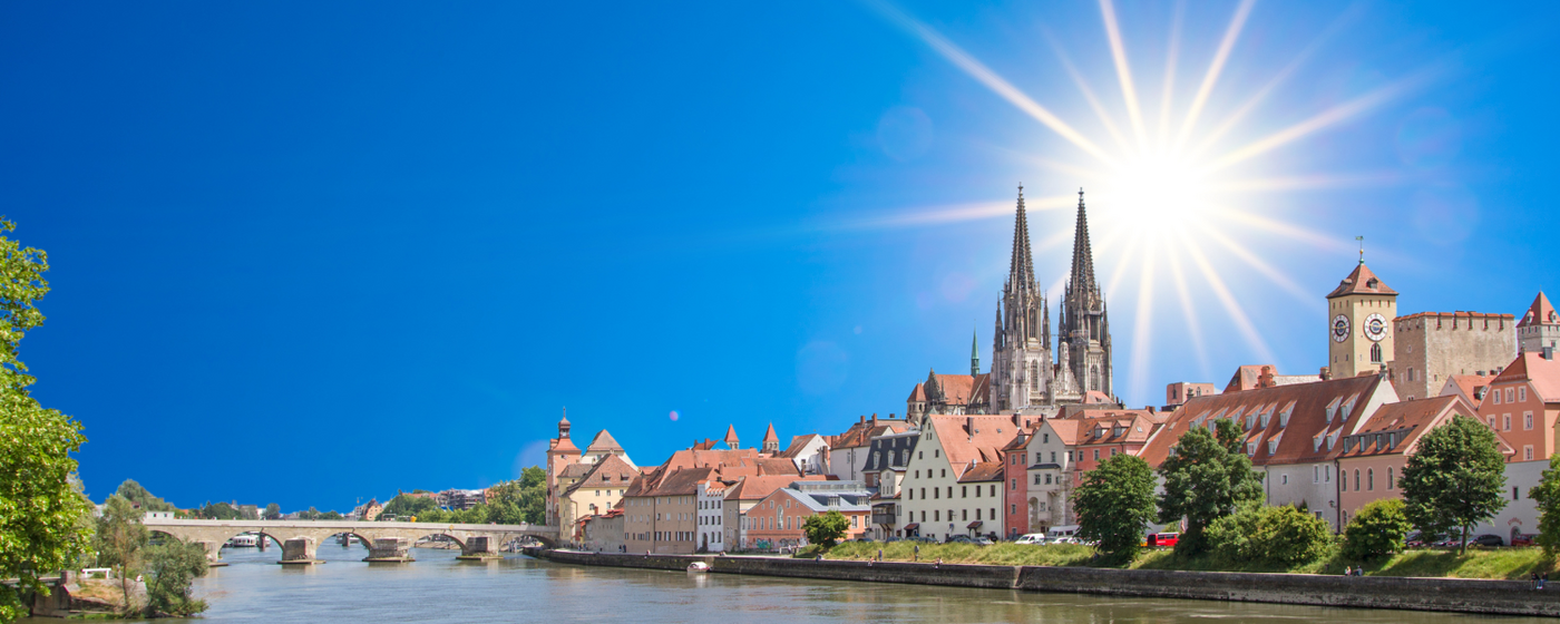 Regensburg-Silhouette mit strahlender Sonne