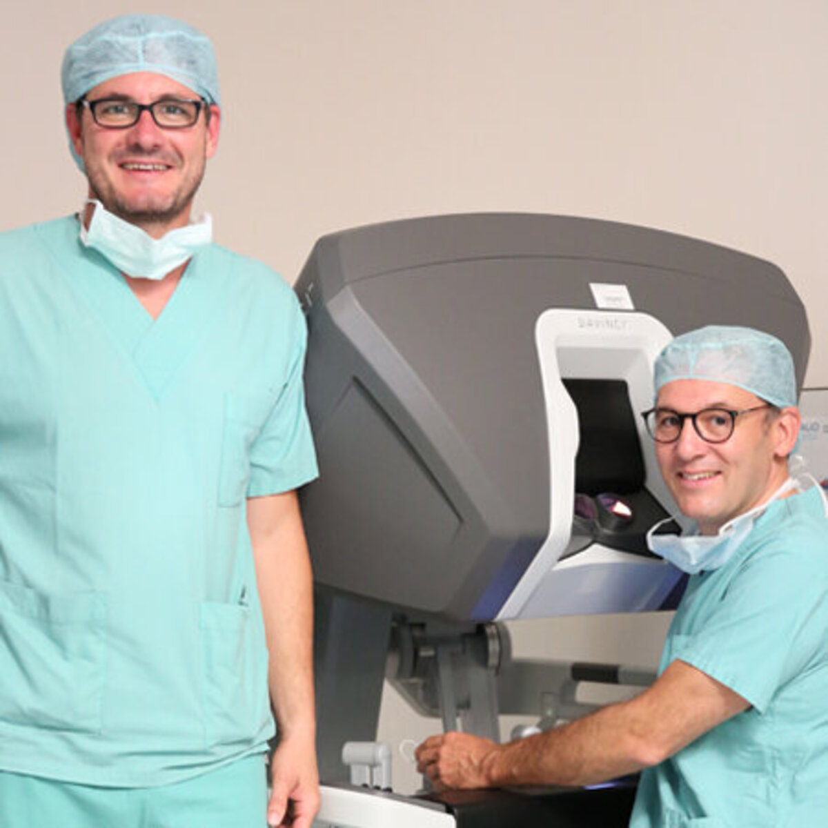 Prof. Burger und Prof. Denzinger von der Klinik für Urologie an einem Da Vinci Operationssystem im Caritas-Krankenhaus St. Josef