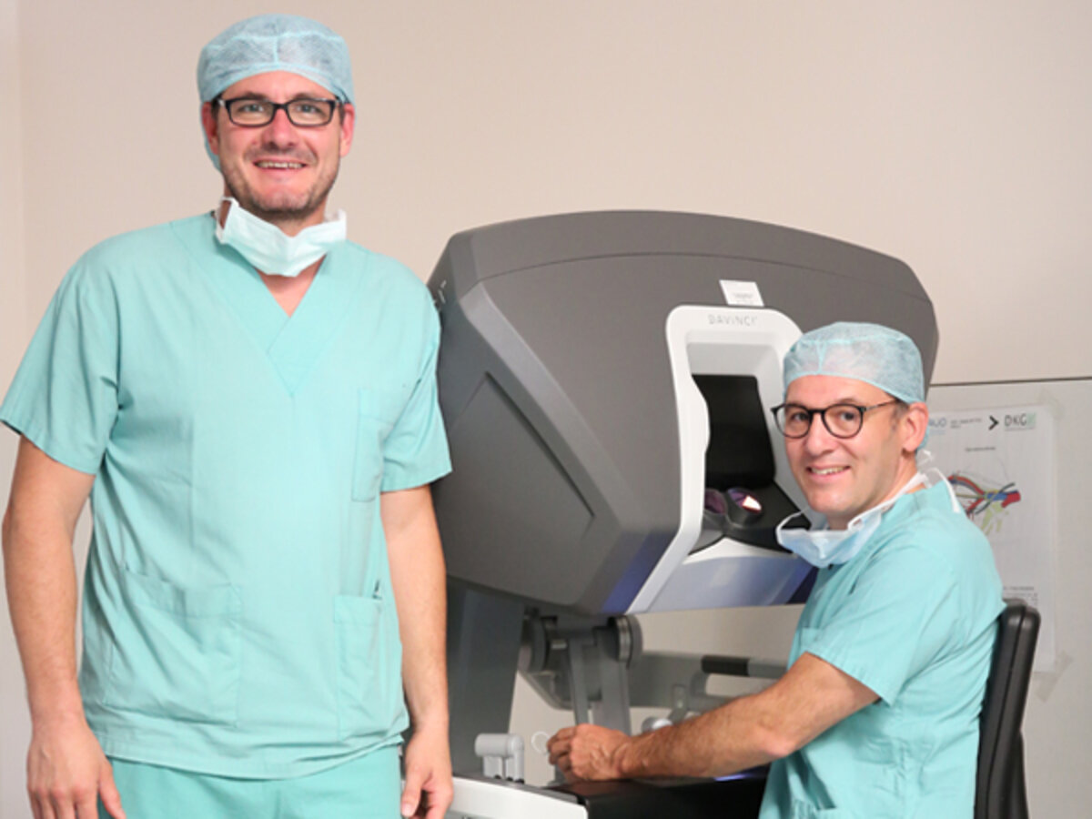 Prof. Burger und Prof. Denzinger von der Klinik für Urologie an einem Da Vinci Operationssystem im Caritas-Krankenhaus St. Josef