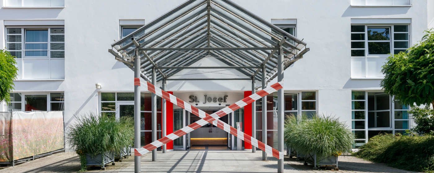Der Haupteingang des Caritas-Krankenhauses St. Josef ist mit Flatterband versperrt.