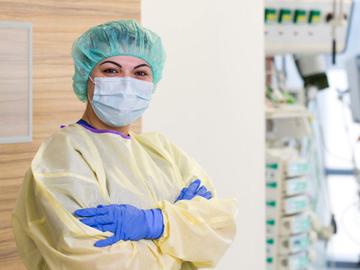 Mitarbeitende des Caritas-Krankenhauses St. Josef in hygienischer Schutzkleidung