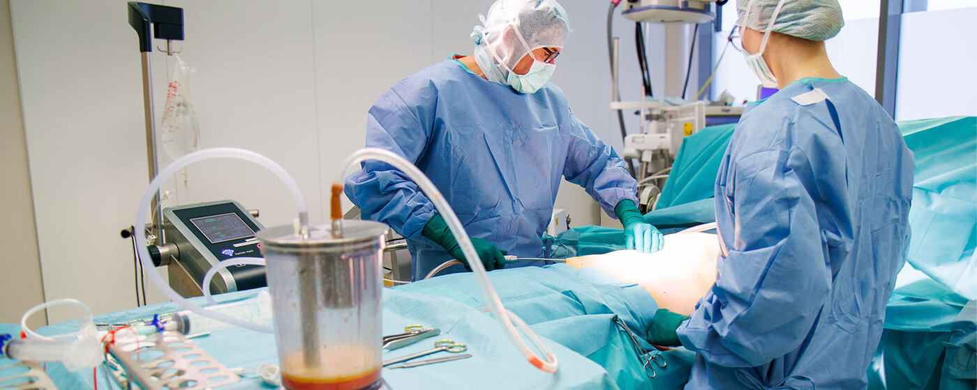 Prof. Prantl bei einer Liposuktion