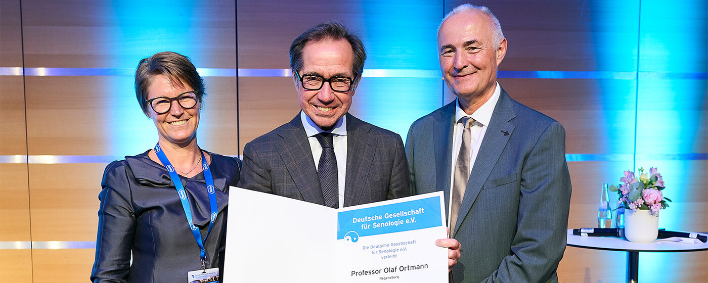 Prof. Dr. Olaf Ortmann erhält die Ernennungsurkunde.
