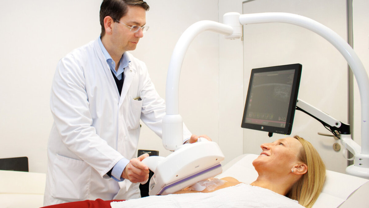 Der stellvertretender Direktor der Klinik für Frauenheilkunde und Geburtshilfe Prof. Seitz behandelt eine Patientin im Brustkrebszentrum des Caritas-Krankenhauses St. Josef