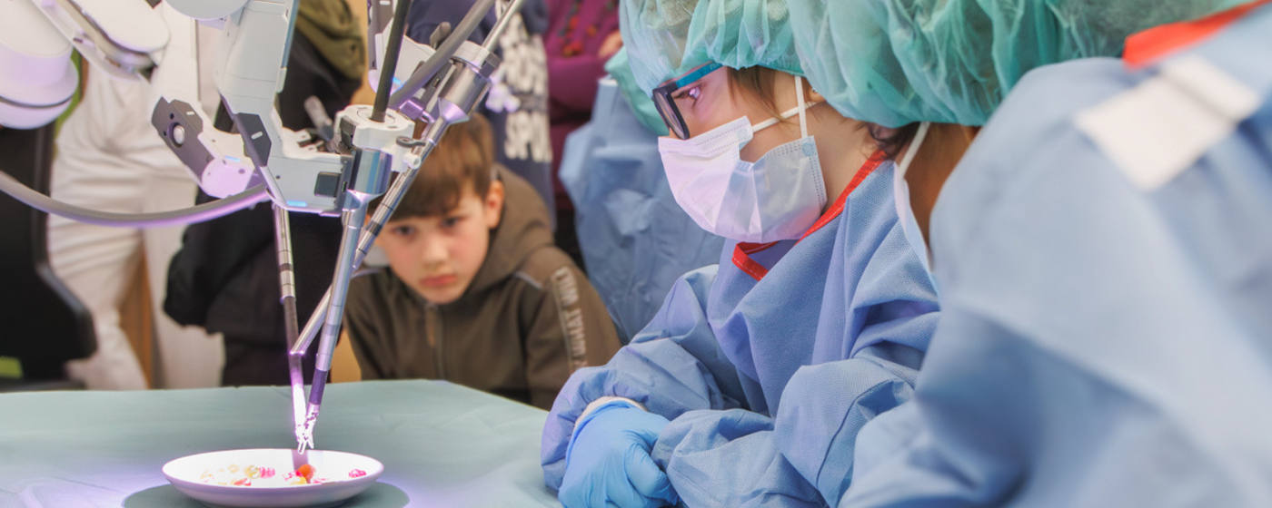 Kinder beobachten die Gummibären-OP