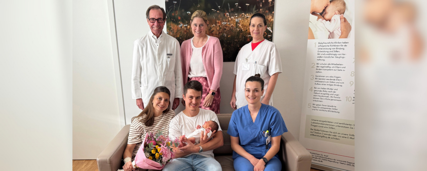 Baby Ivo Leander mit seinen Eltern und Gratulanten.