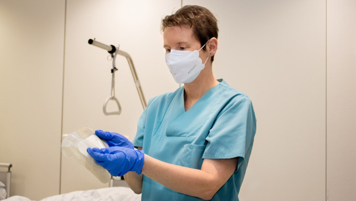 Pflegekraft am Dekubituszentrum des Caritas-Krankenhauses St. Josef in Krankenhauszimmer