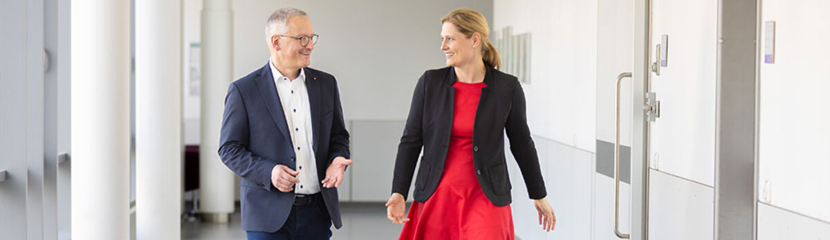 Direktor des Caritas-Verbands Regensburg Michael Weissmann im Gespräch mit der ärztlichen Direktorin und Geschäftsleiterin des Caritas-Krankenhauses St. Josef Prof. Dr. Sylvia Pemmerlim Krankenhausgebäude