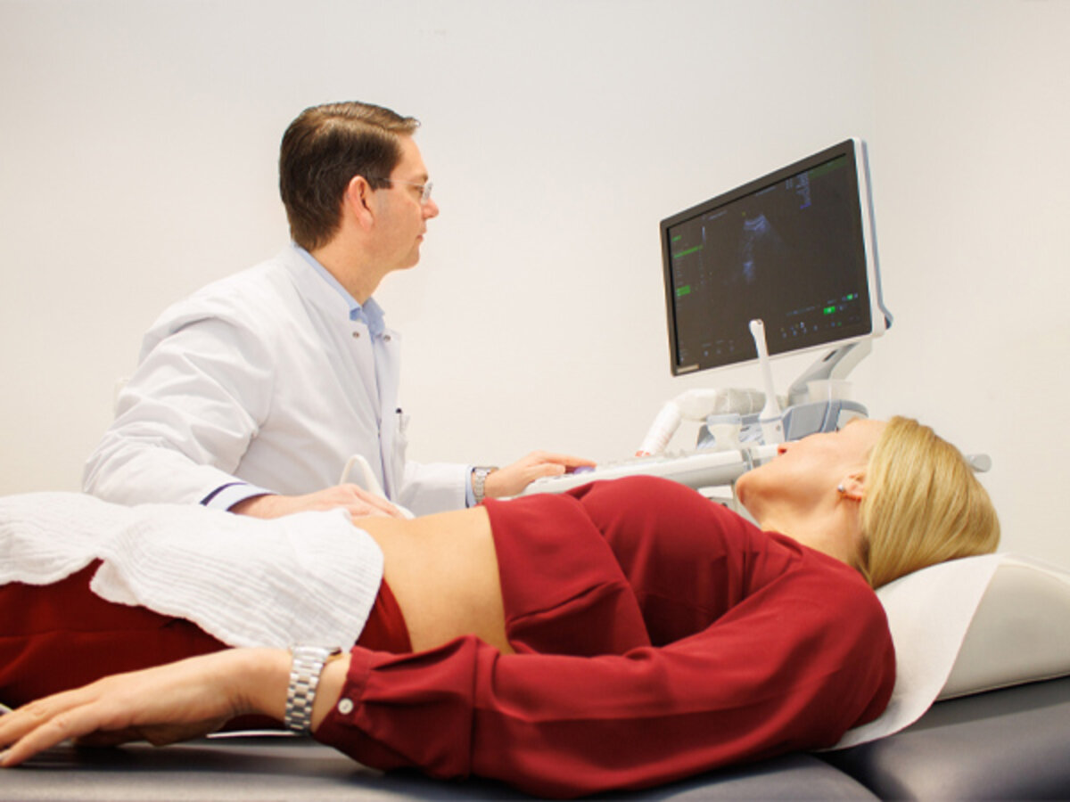 Stellvertretender Direktor der Klinik für Frauenheilkunde und Geburtshilfe Prof. Dr. med. Stephan Seitz untersucht eine Patientin am gynäkologischen Krebszentrum des Caritas-Krankenhauses St. Josef