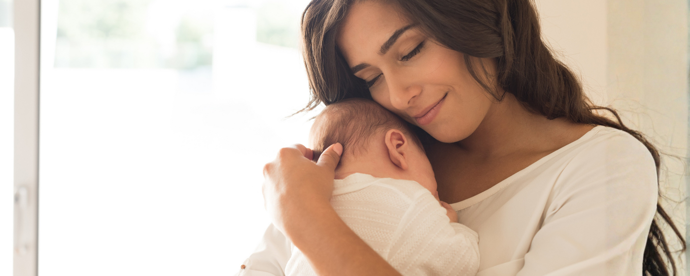 Bild einer Mutter mit ihrem neugeborenen Baby