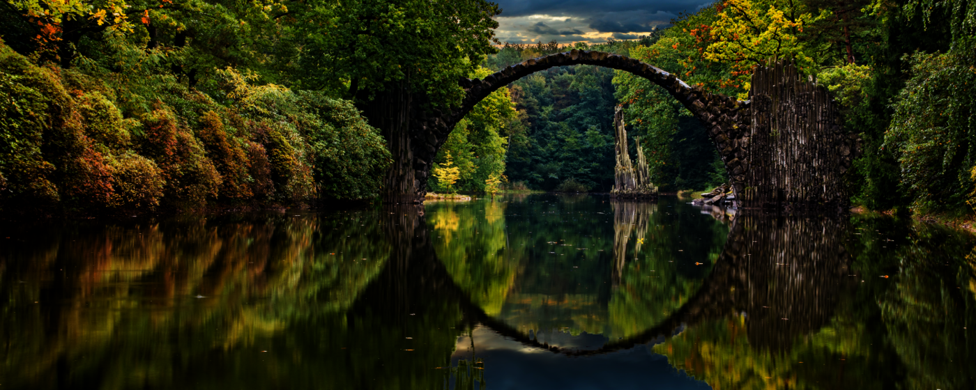 Brücke über einem Fluß