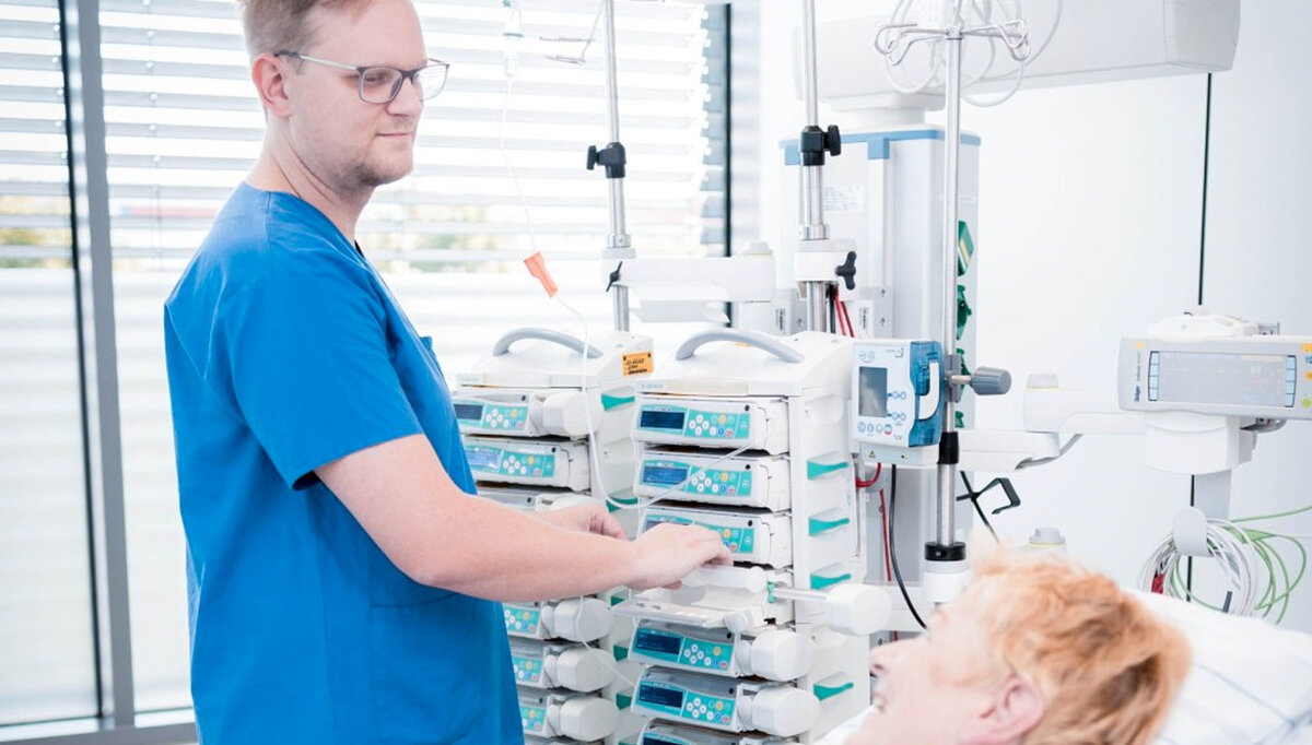 Pflegekraft mit Patientin auf einer Station des Caritas-Krankenhauses St. Josef
