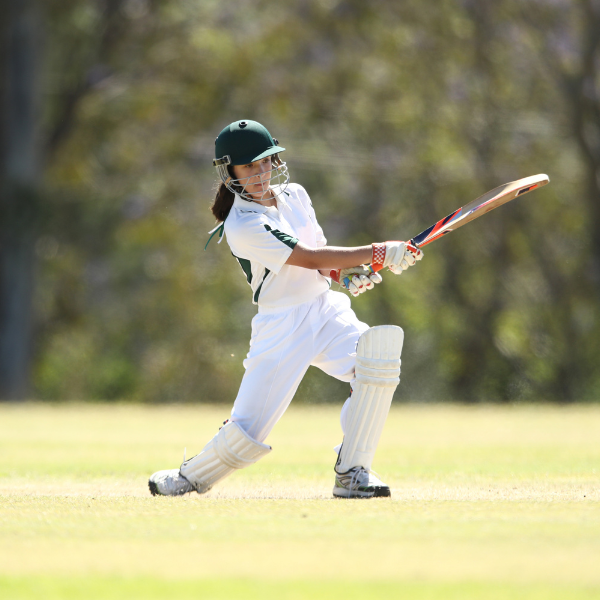 Cricket-Spielerin auf dem Feld