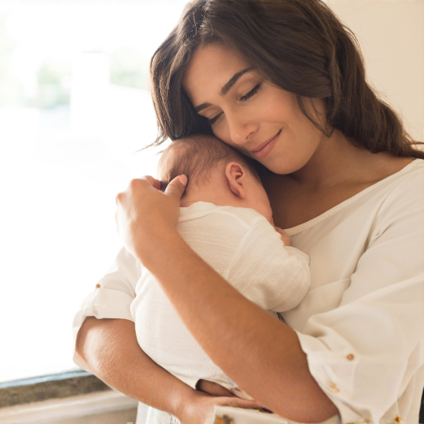 Bild einer Mutter mit ihrem neugeborenen Baby