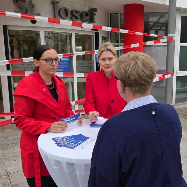 Geschäftsleitung Prof. Pemmerl und Alexandra Stich, Direktorin für Pflege- und Patientenmanagement, erläuterten beim Protesttag die Sorgen der Kliniken.