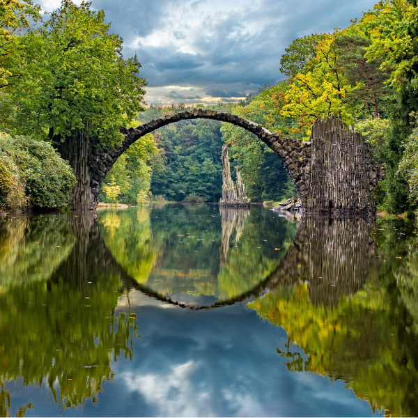 Brücke über einem Fluß