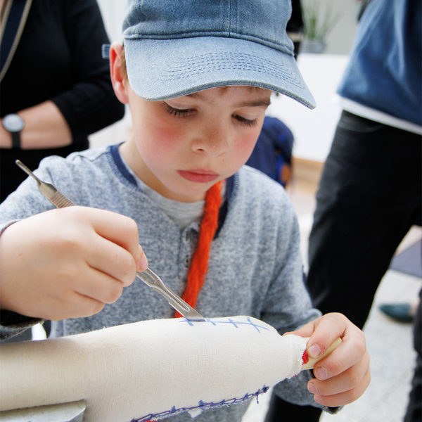 Junge bei Nacht schafft Wissen am Stand der Unfallchirurgie