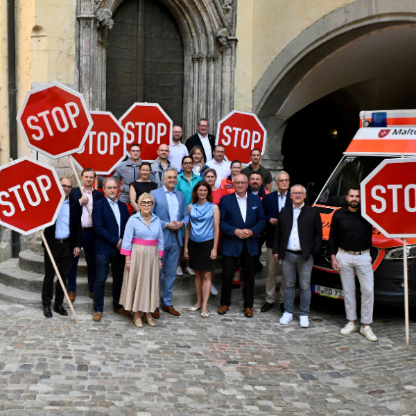 Gemeinsamer Protest vor dem Rathaus