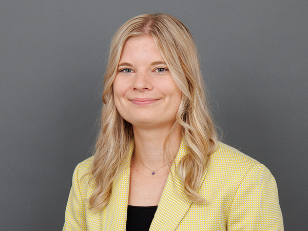 CSJ_mitarbeiterbilder_Suess-Laura.jpg