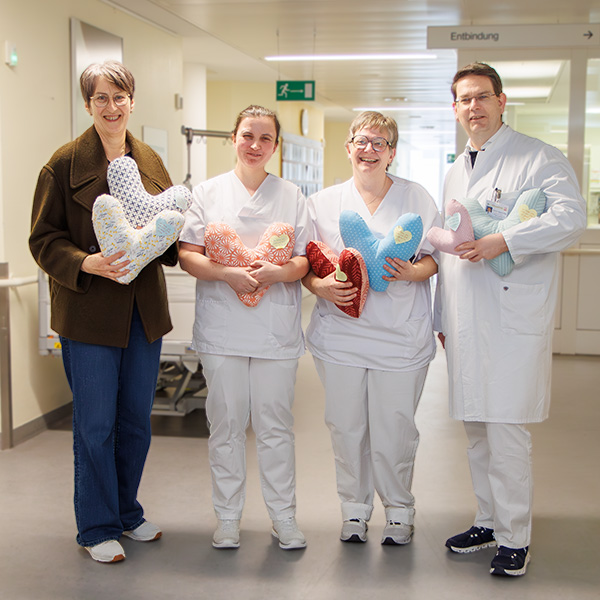 Übergabe der Herzkissen an Prof. Dr. Stephan Seitz