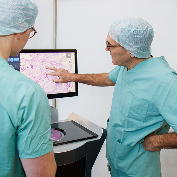 Prof. Burger und Dr. Haas am neuen Gewebescanner