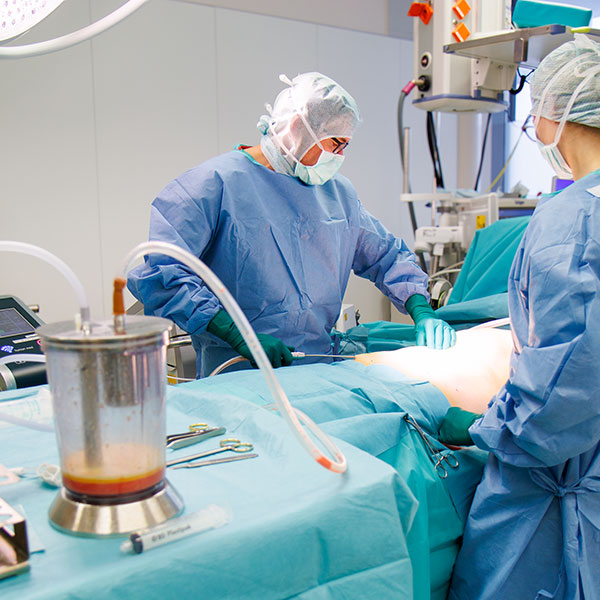 Prof. Prantl bei einer Liposuktion